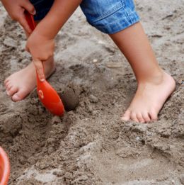 Kinderfüße im Sand